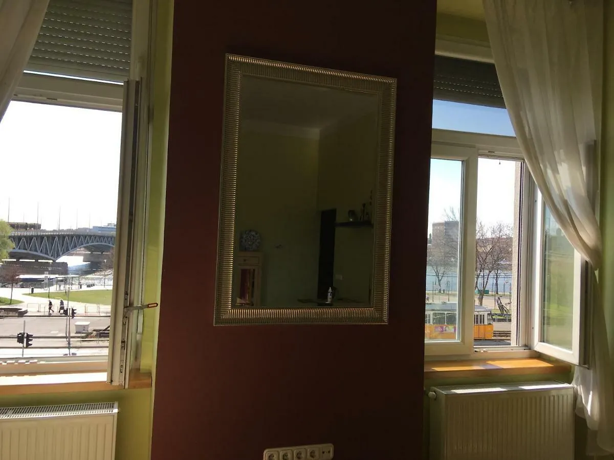 Apartment Studio Along The Danube Budapest