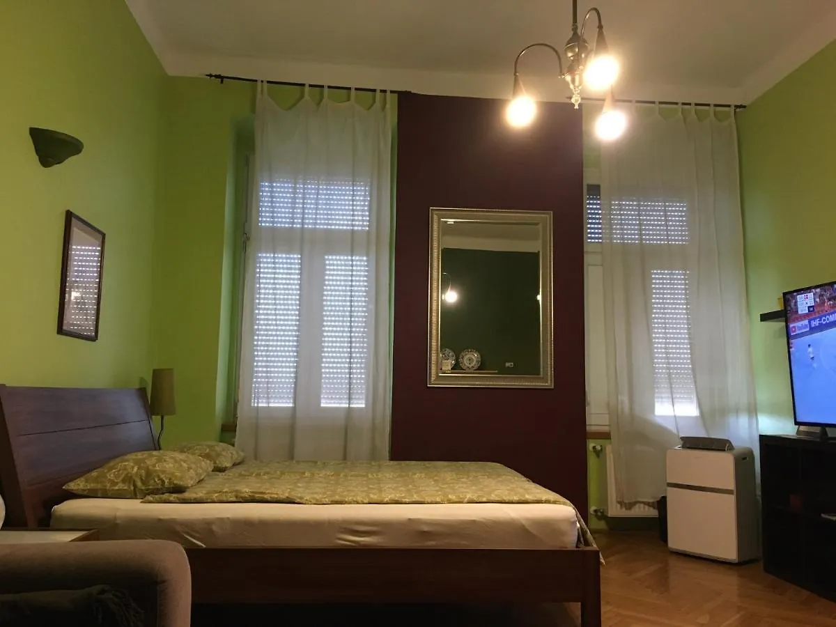 Apartment Studio Along The Danube Budapest