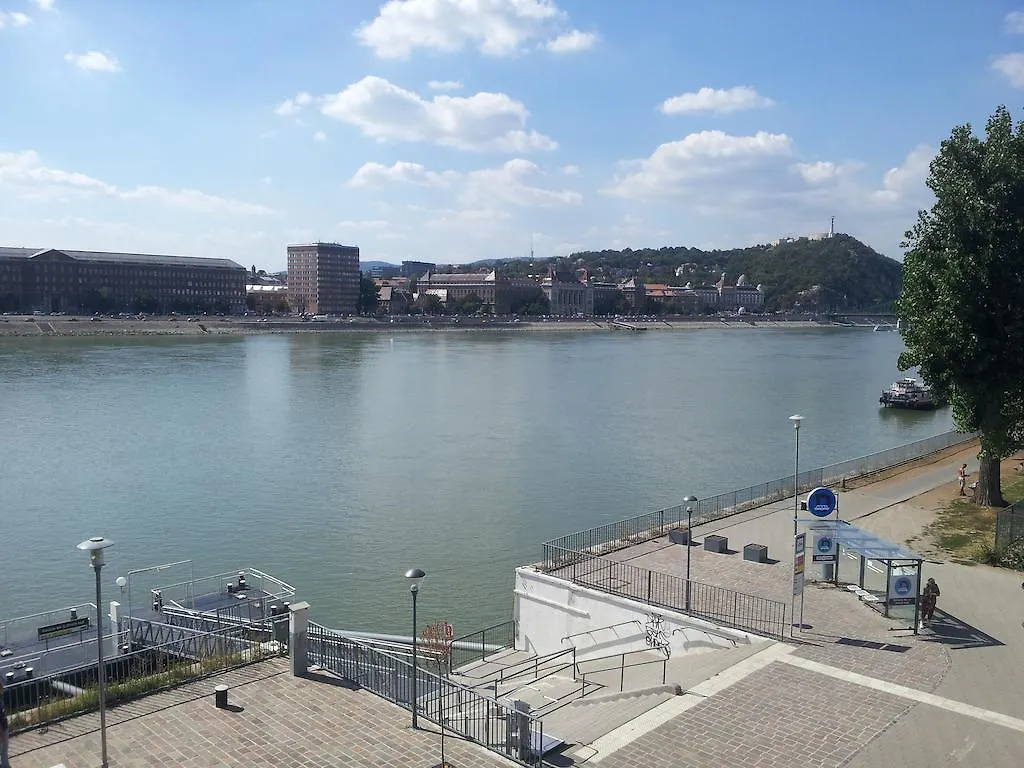 Apartment Studio Along The Danube Budapest
